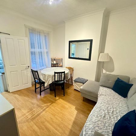 4 Bedroom House In Turnpike Lane/Wood Green ลอนดอน ภายนอก รูปภาพ
