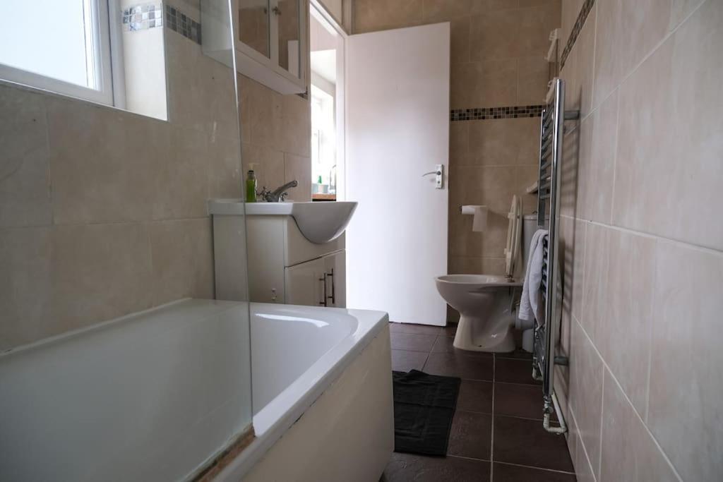 4 Bedroom House In Turnpike Lane/Wood Green ลอนดอน ภายนอก รูปภาพ