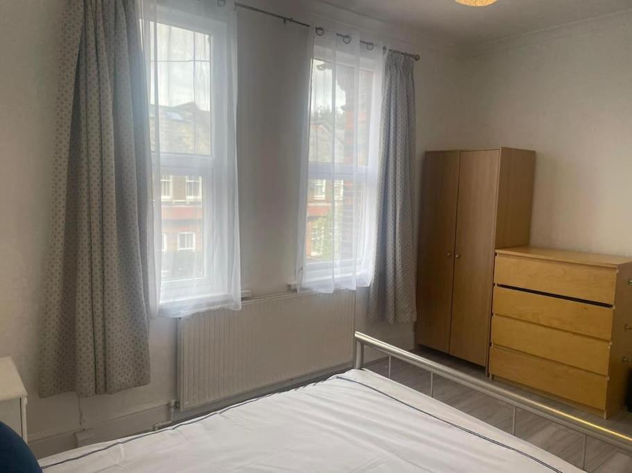4 Bedroom House In Turnpike Lane/Wood Green ลอนดอน ภายนอก รูปภาพ