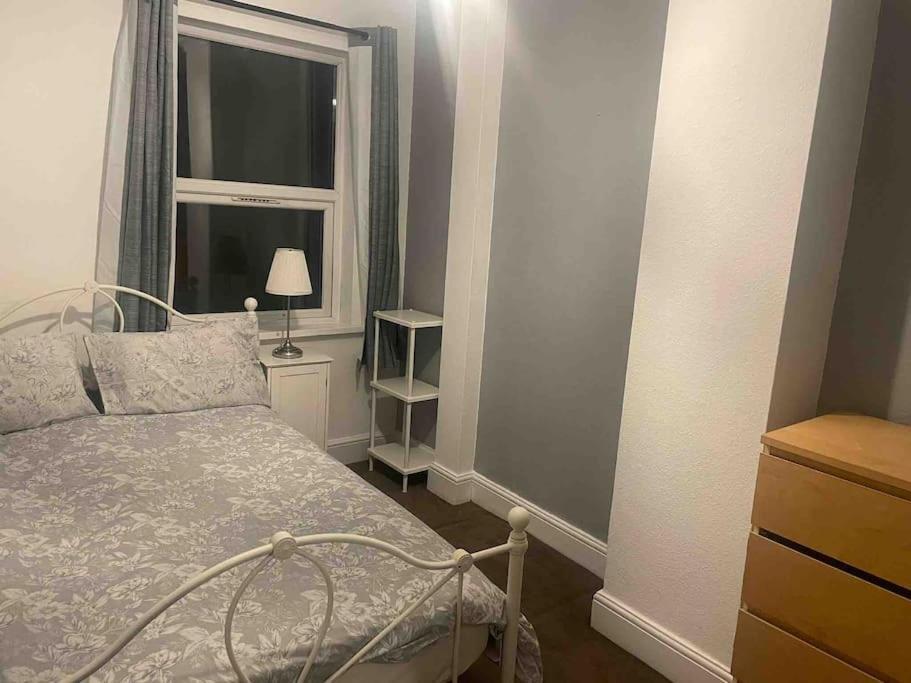 4 Bedroom House In Turnpike Lane/Wood Green ลอนดอน ภายนอก รูปภาพ