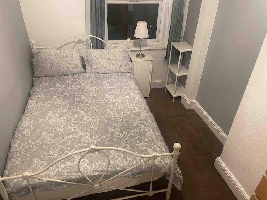 4 Bedroom House In Turnpike Lane/Wood Green ลอนดอน ภายนอก รูปภาพ