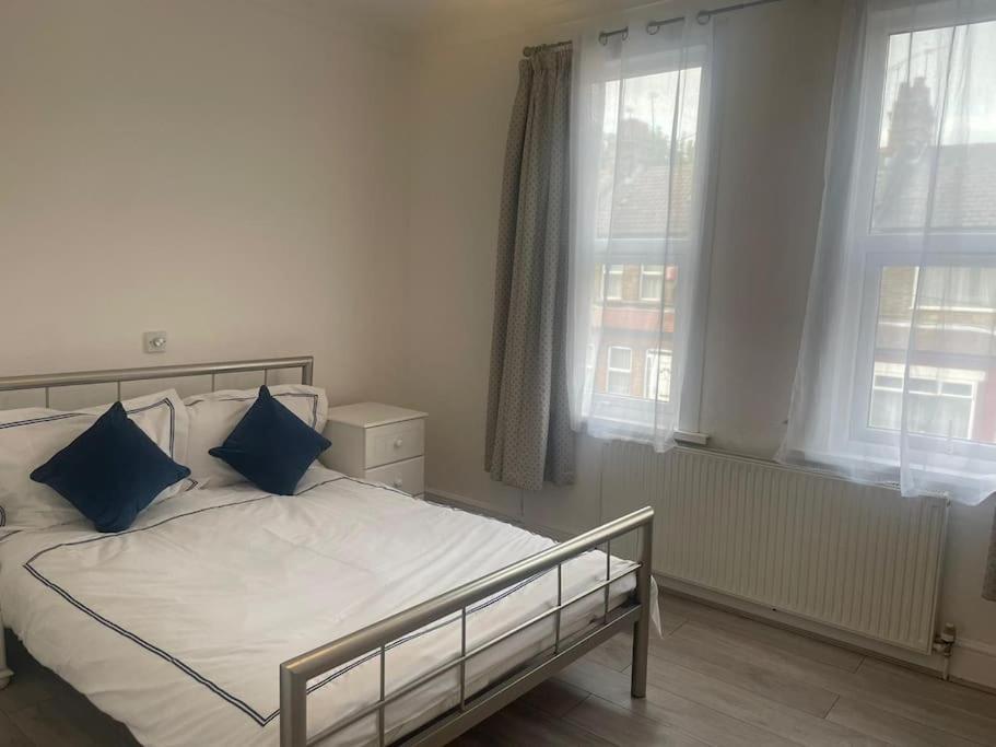 4 Bedroom House In Turnpike Lane/Wood Green ลอนดอน ภายนอก รูปภาพ