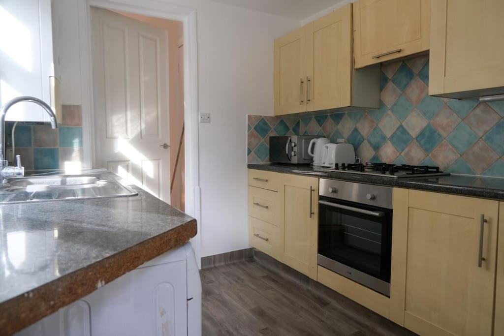 4 Bedroom House In Turnpike Lane/Wood Green ลอนดอน ภายนอก รูปภาพ