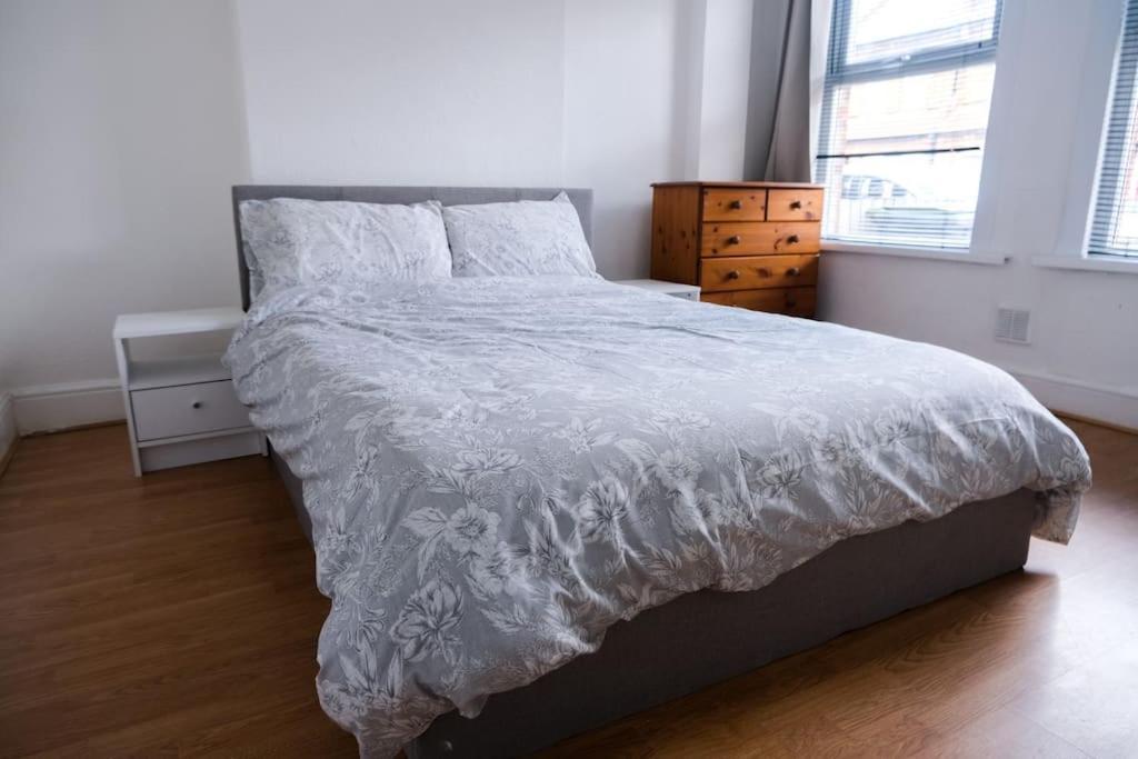 4 Bedroom House In Turnpike Lane/Wood Green ลอนดอน ภายนอก รูปภาพ